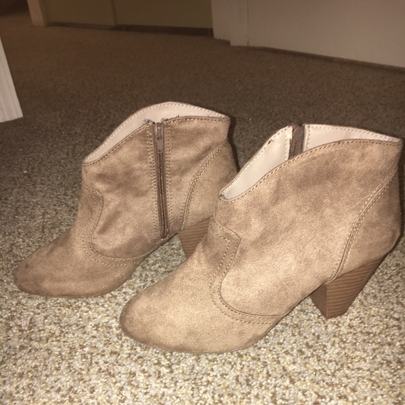Brown suede booties - Picture 1 of 6